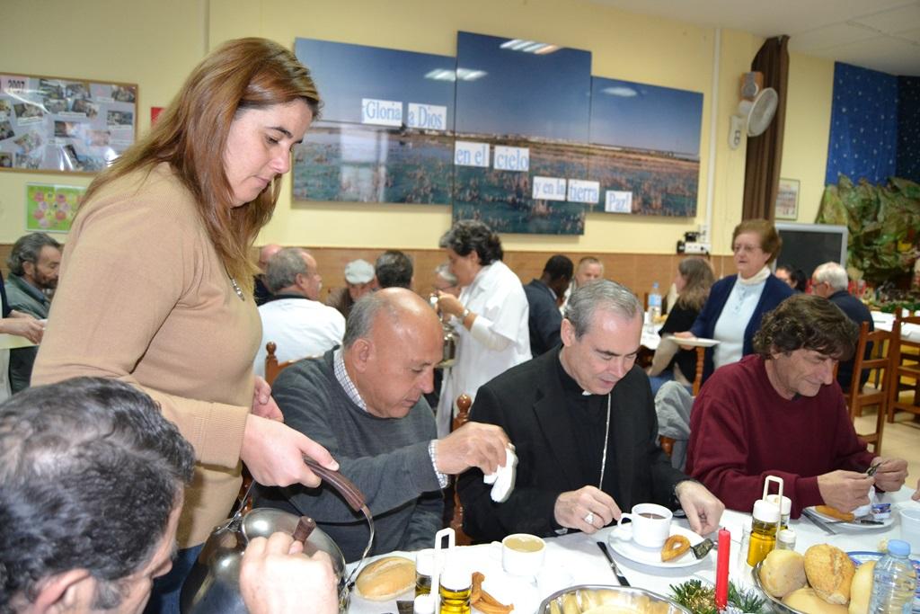 Don Jesús Catalá compartió el desayuno en el Hogar Pozo Dulce 