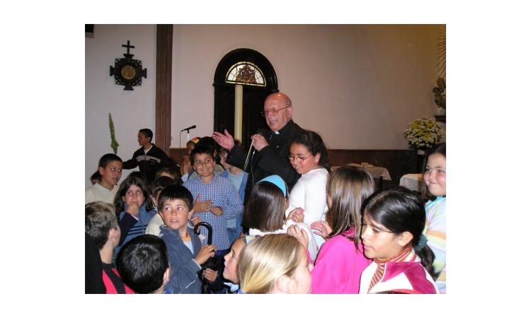 Don Antonio Dorado con niños en un encuentro 