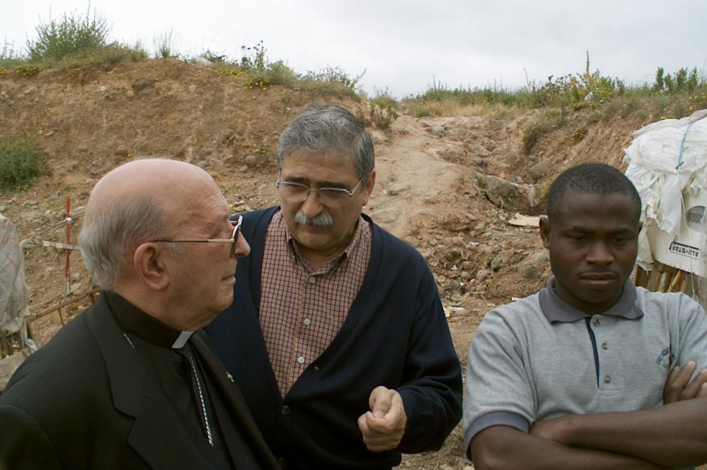 Don Antonio, visitando los asentamientos de inmigrantes en Melilla 