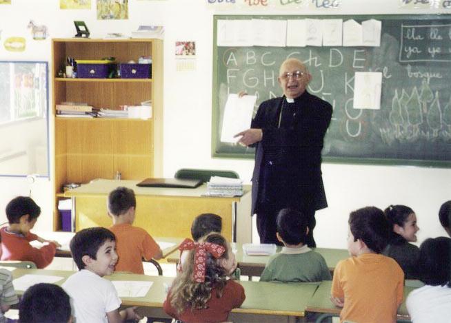 Obispo en un colegio de la Diócesis 