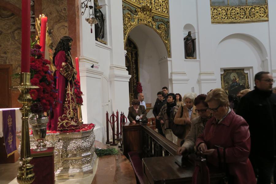 Primer viernes de marzo a los pies del Cristo de Medinaceli  · Autor: L. VALENCIA