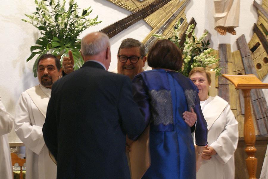 El párroco, José María Ramos Villalobos, abraza al matrimonio compuesto por Cristóbal e Isabel  · Autor: D. VIZCAÍNO