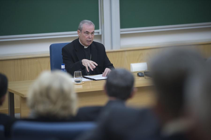 Momento de la conferencia del Obispo de Málaga, Jesús Catalá, en el Instituto Internacional San Telmo 