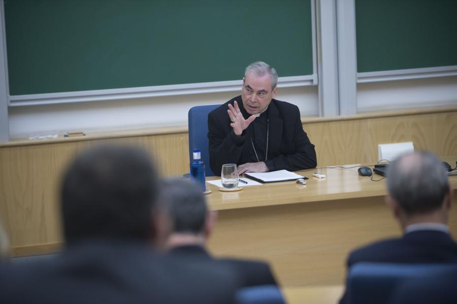 Momento de la conferencia del Obispo de Málaga, Jesús Catalá, en el Instituto Internacional San Telmo 