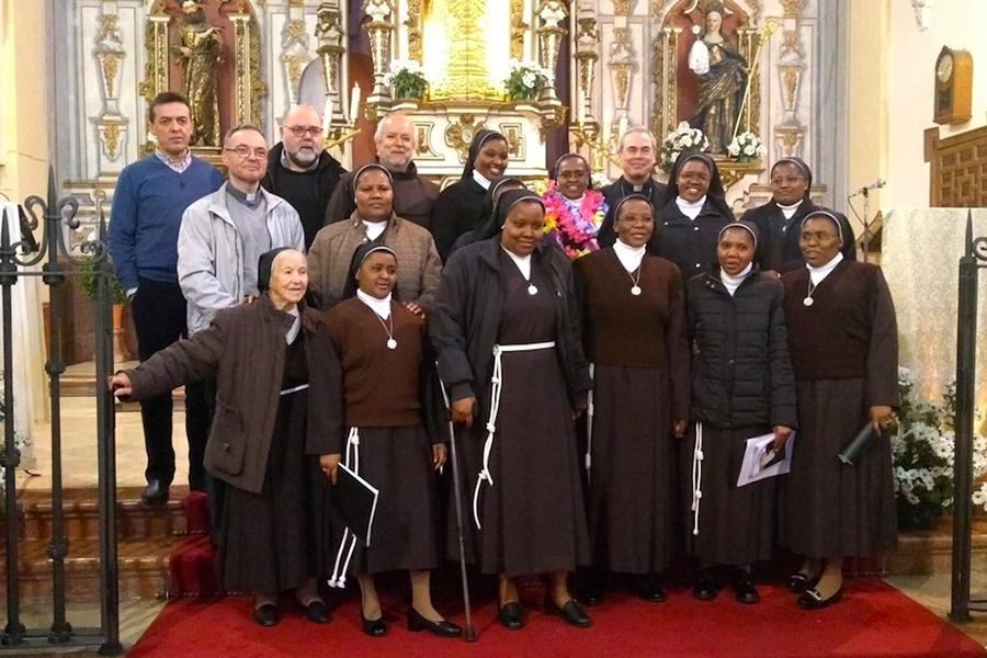 Comunidad de clarisas de Antequera, con Sor Lucía Koki a la izquierda del Obispo 