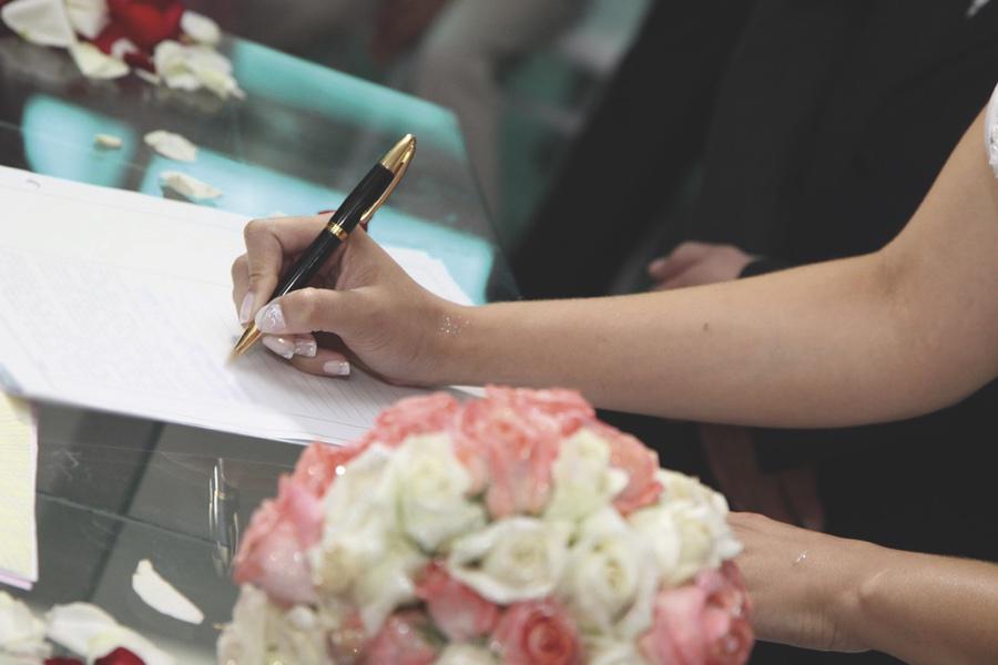 Acta de matrimonio comienza a incendiarse mientras la novia firma 