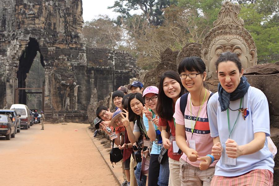 Ester Palma junto a un grupo de jóvenes coreanos durante una experiencia misionera en Camboya 