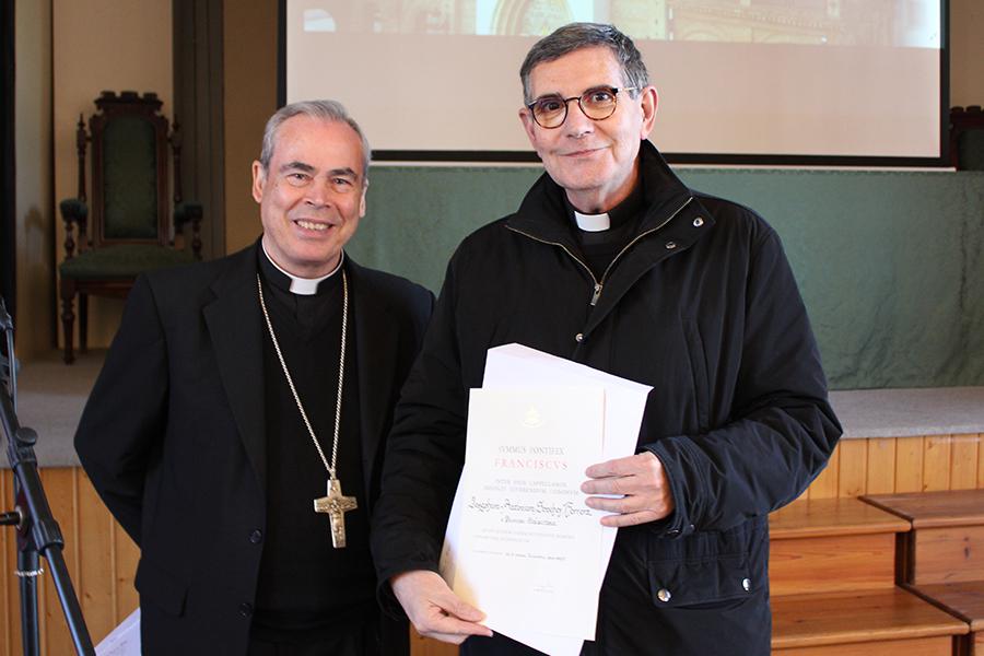 El Obispo entrega a José A. Sánchez el título de capellán de Su Santidad // D. GUTIERREZ 