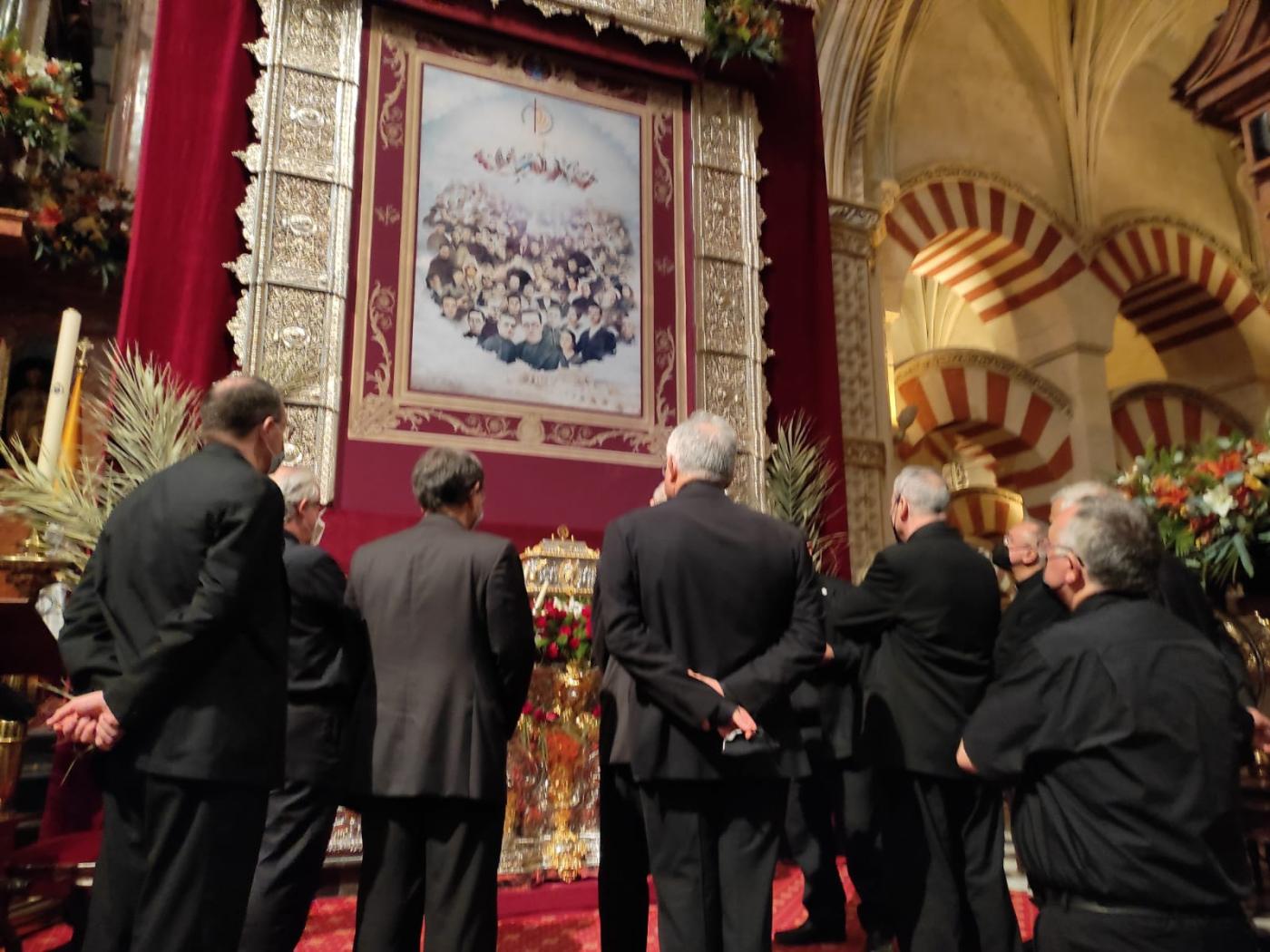 Obispos del Sur de España venerando la urna con las reliquias de los último mártires de la persecución religiosa en España beatificados en Córdoba 