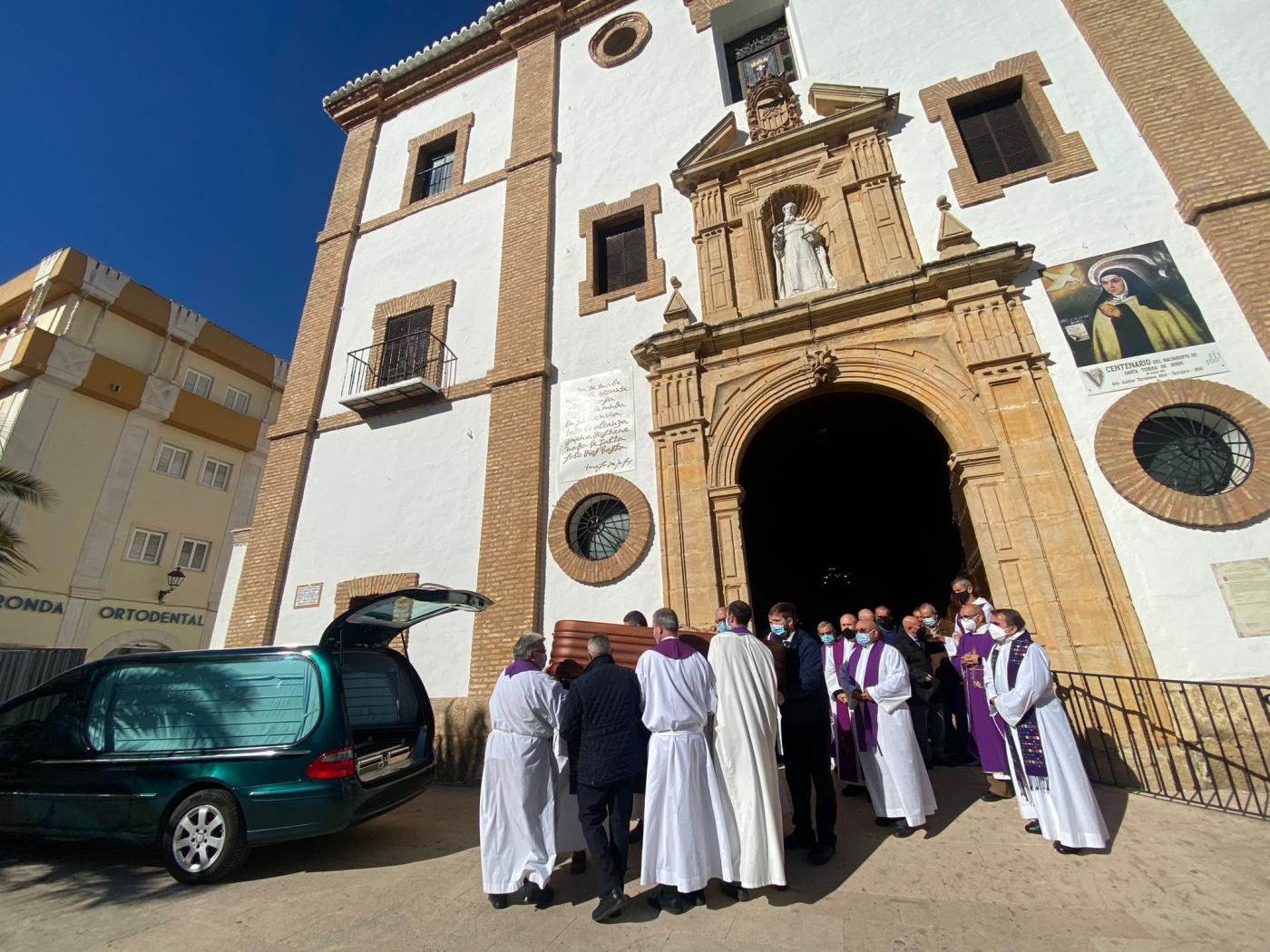 El féretro con los restos del sacerdote Antonio Hoyos fue sacado de la Iglesia por sus compañeros sacerdotes 