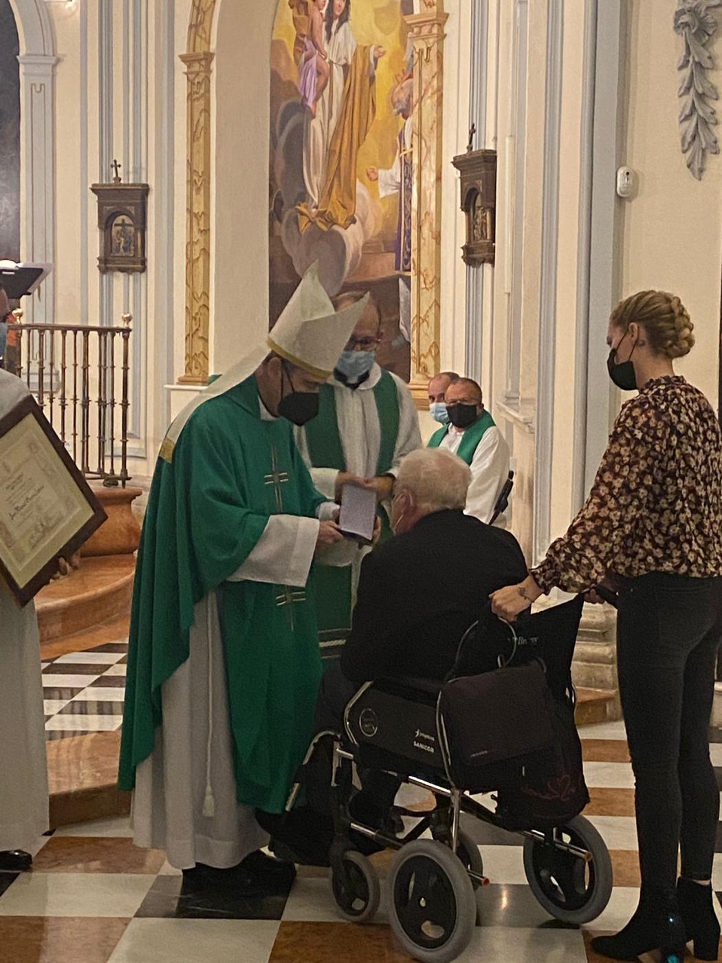 José Manuel García Jabato recibe la Medalla Pro Ecclesia Malacitana de manos del Sr. Obispo, D. Jesús Catalá 