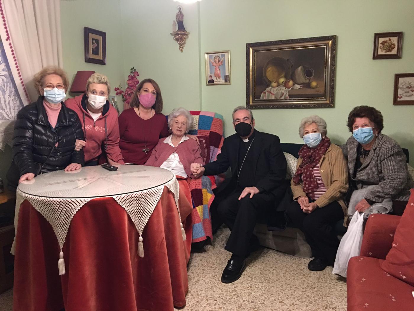 El Sr. Obispo, D. Jesús Catalá, durante la visita a los enfermos, en la Visita Pastoral a la parroquia de la Santísima Trinidad 