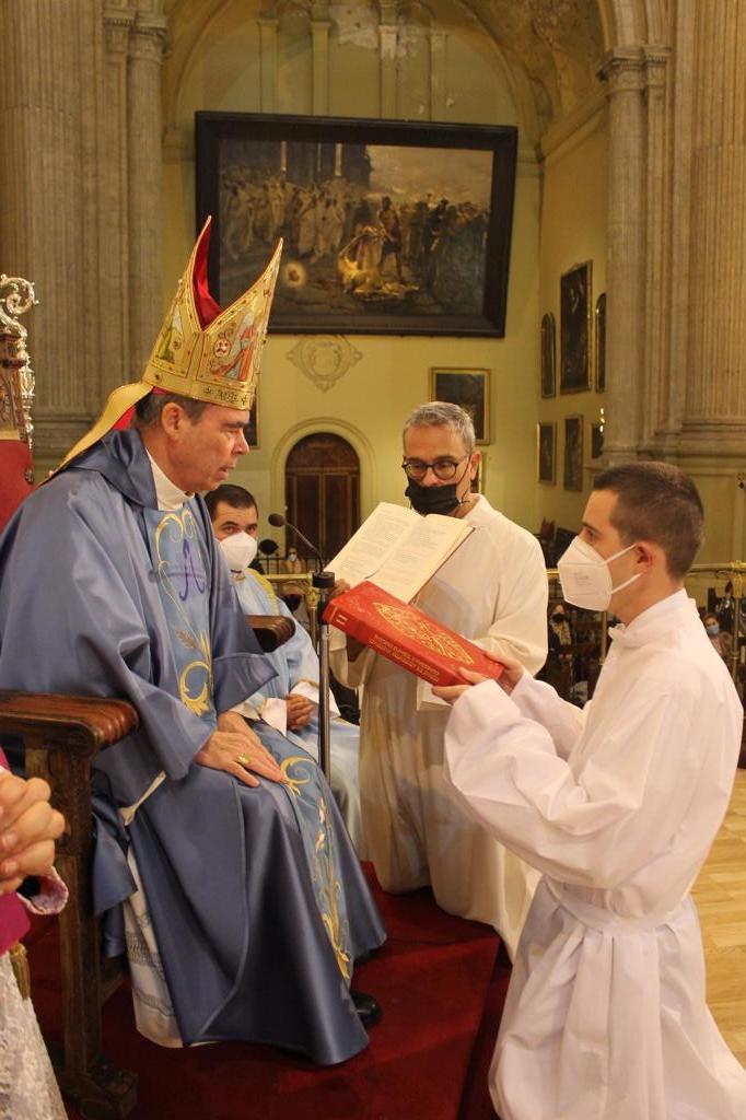 José Ignacio Postigo recibe el ministerio del lectorado de manos del Sr. Obispo, en la Catedral de Málaga 