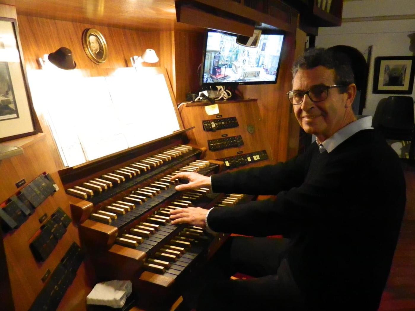 Javier Villero es el organista de la parroquia de la Encarnación de Marbella 