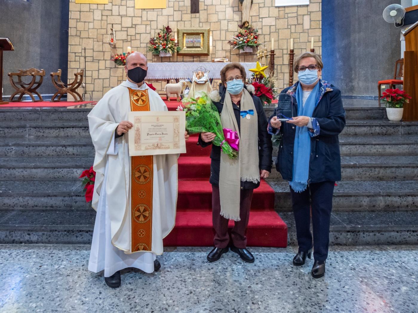 El párroco, Agustín Zambrana, entrega la Medalla Pro Ecclesia Malacitana a Paquita García, concedida por el Obispo de Málaga, D. Jesús Catalá 