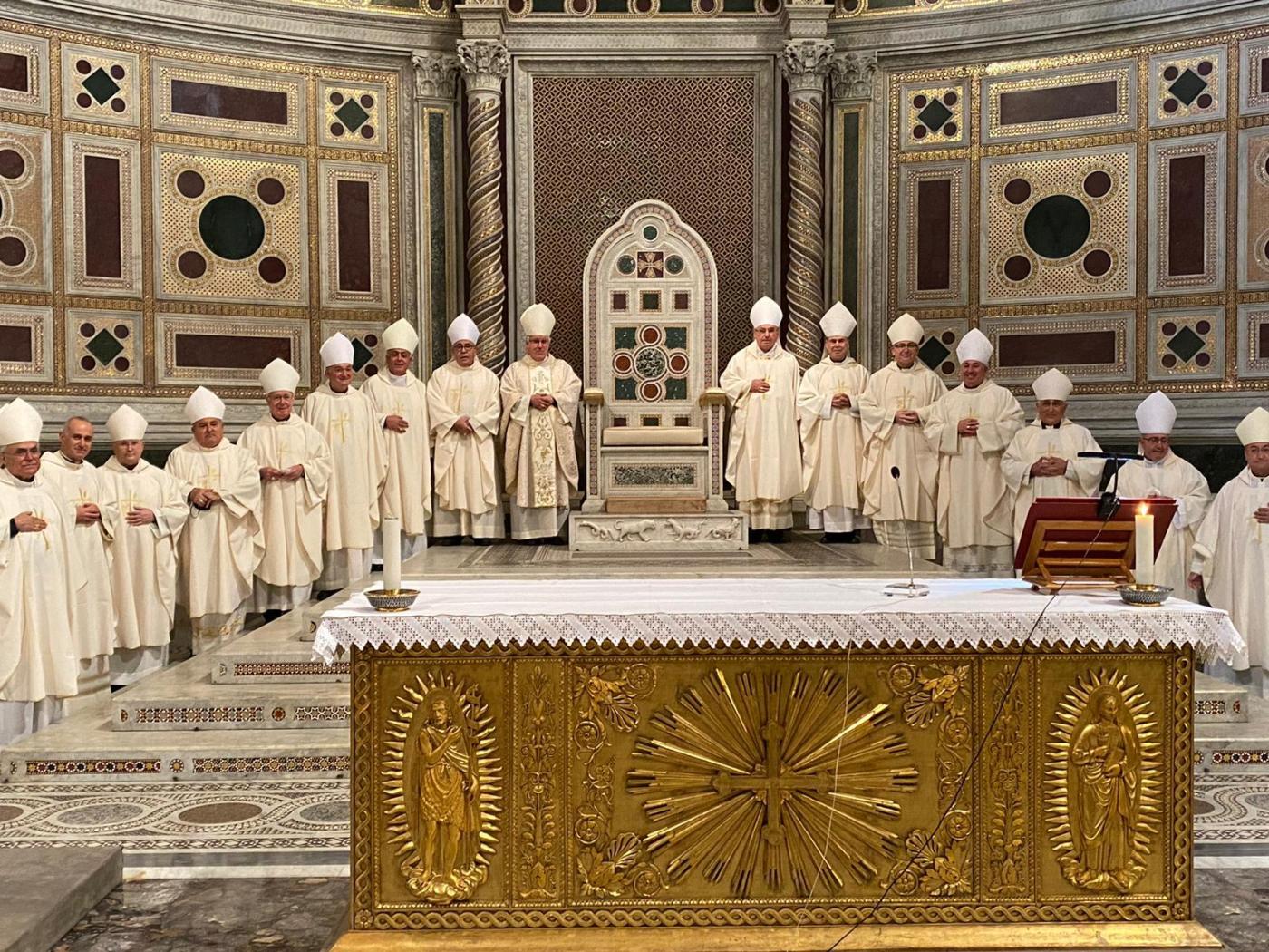 Mons. Catalá, junto al resto de obispos participantes en la visita ad limina, en la Basílica de San Juan de Letrán (Martes 18 de enero) 
