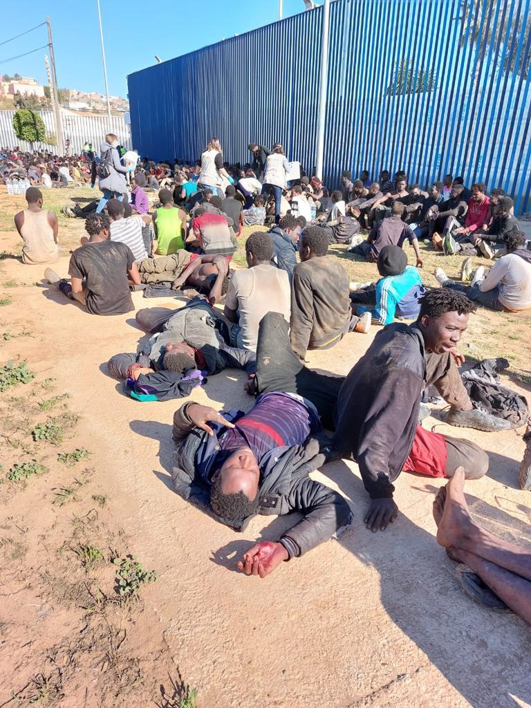 Migrantes siendo atendidos tras saltar la valla de Melilla 