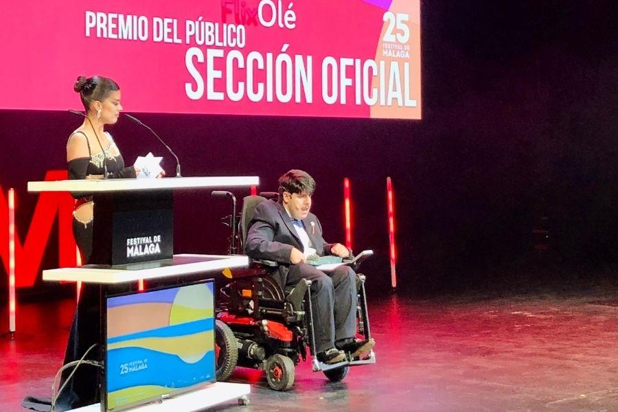 Gillermo Torres junto a Dulceida durante la entrega del premio del público en gala de clausura del Festival de Cine de Málaga 