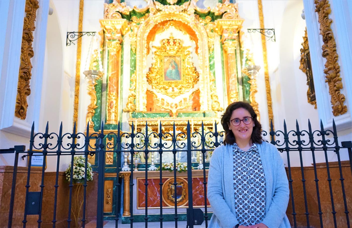 Mª Carmen Martín Astorga, Misionera Idente, ante la imagen de la Virgen de Gracia, Patrona de Archidona, ubicada en la parroquia de los Santos Mártires, Málaga 