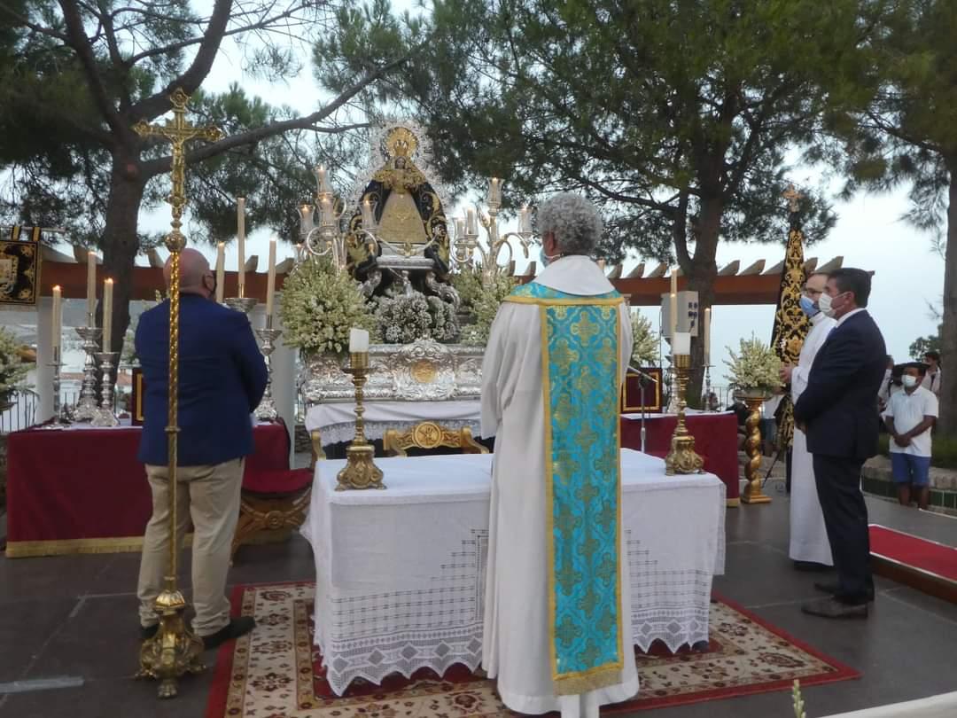 José Morales (de espaldas) ante la imagen de Nuestra Señora de la Cruz, de Benalmádena 