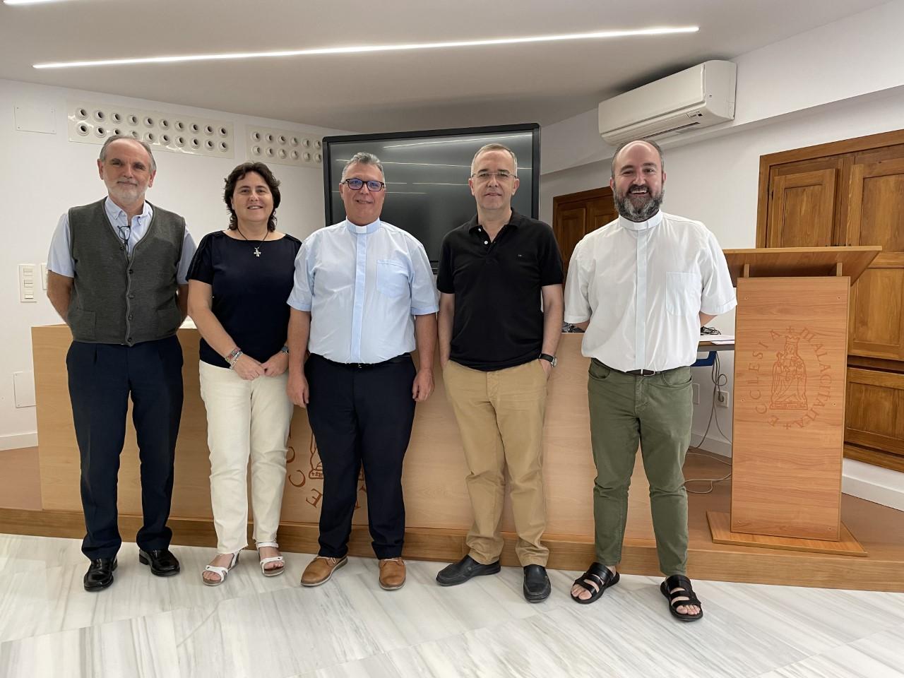 José Antonio Aguilar junto a los miembros del tribunal de la tesina y el director del centro de Estudios Teológicos, Pedro Leiva // E. LLAMAS 