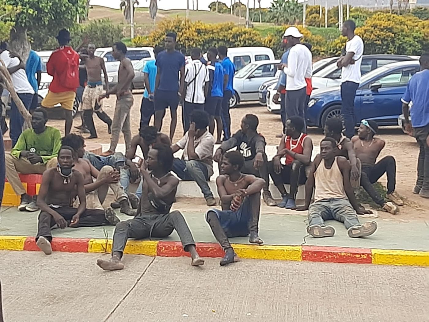 Migrantes esperan a la puerta del CETI de Melilla