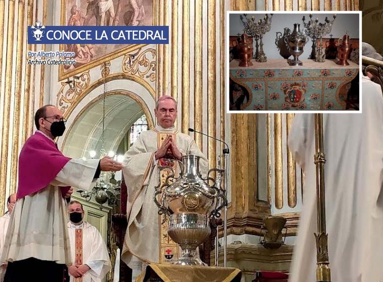 Mons. Catalá bendice los santos óleos durante la Misa Crismal de este año 