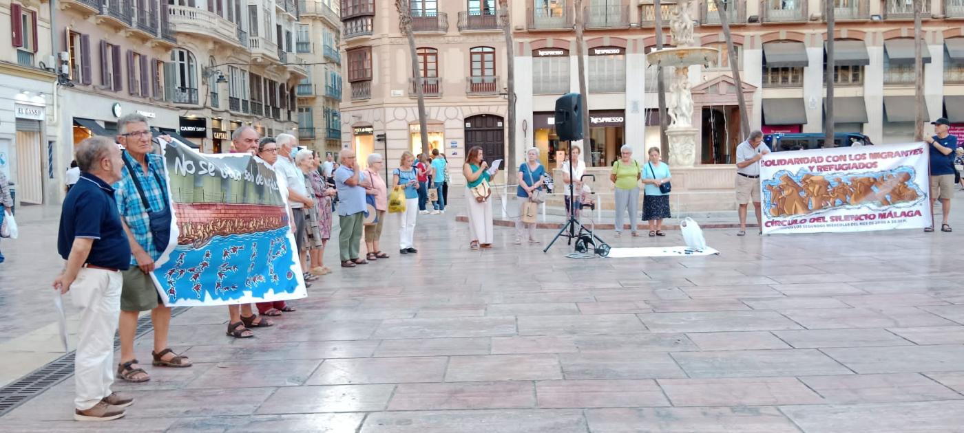 Círculo del Silencio en la plaza de la Constitución de Málaga 
