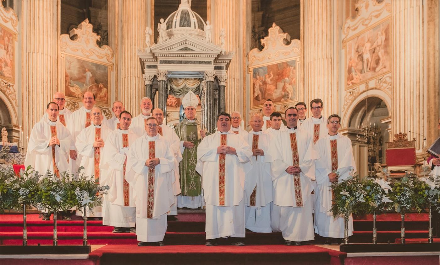D. Jesús Catalá junto a una veintena de antiguos alumnos sacerdotes 