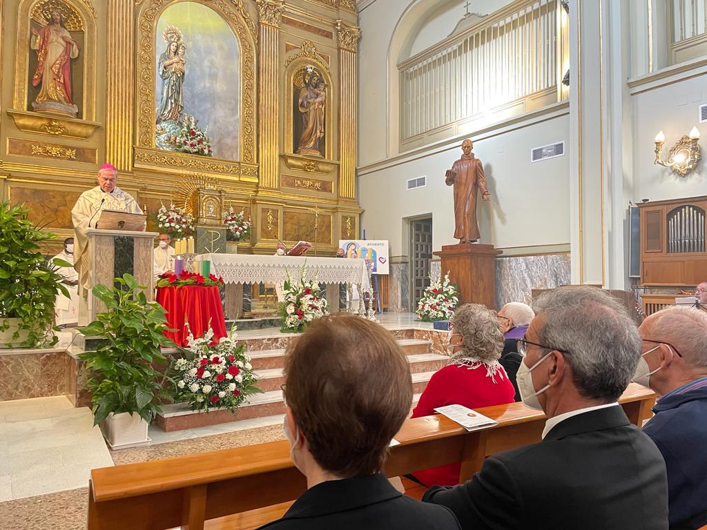 El Sr. Obispo bendice la nueva estatua de San Benito Menni en el Centro de las Hospitalarias // E. LLAMAS 