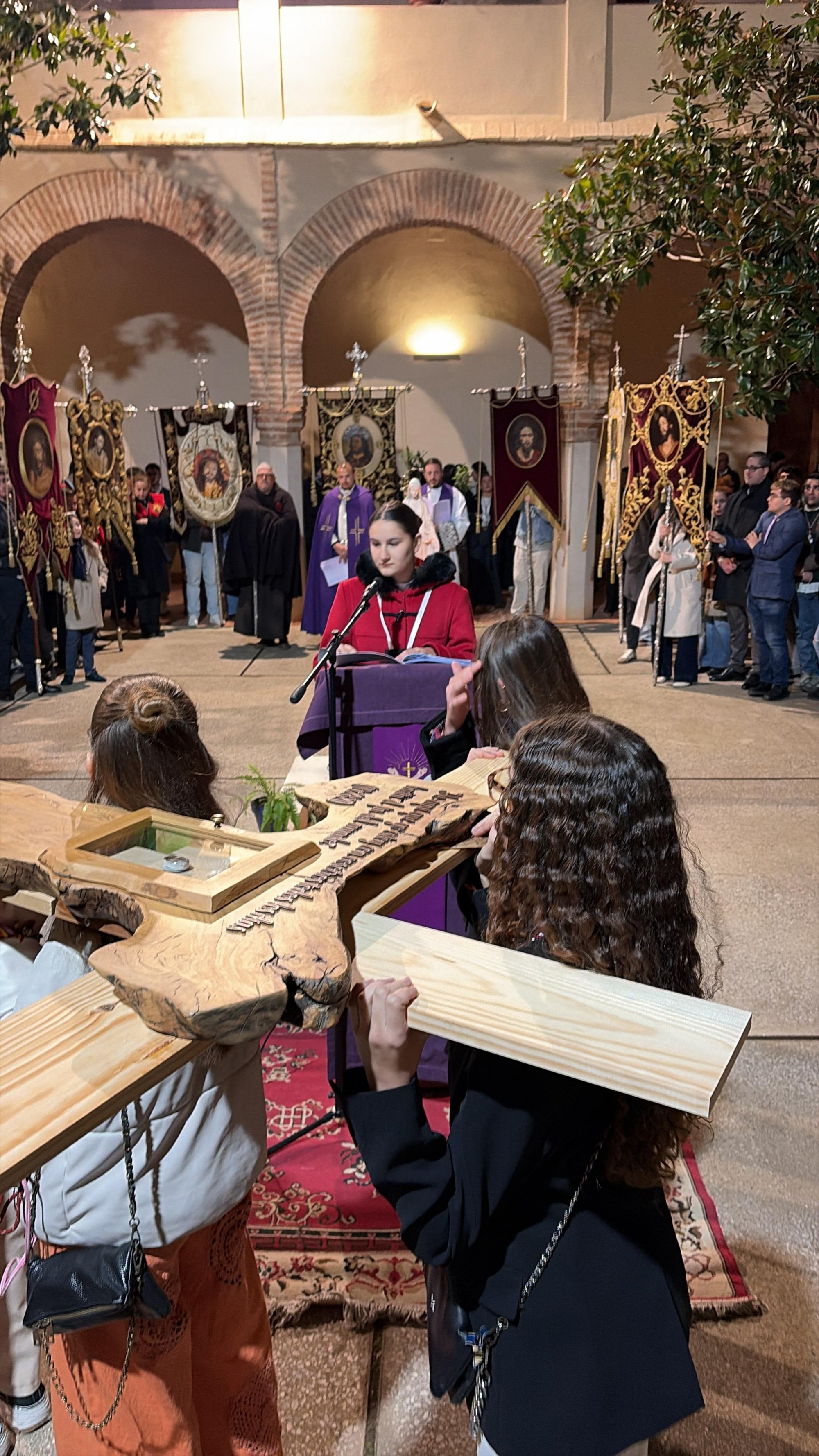VÉLEZ. Los jóvenes cofrades se reúnen para rezar en torno a la cruz