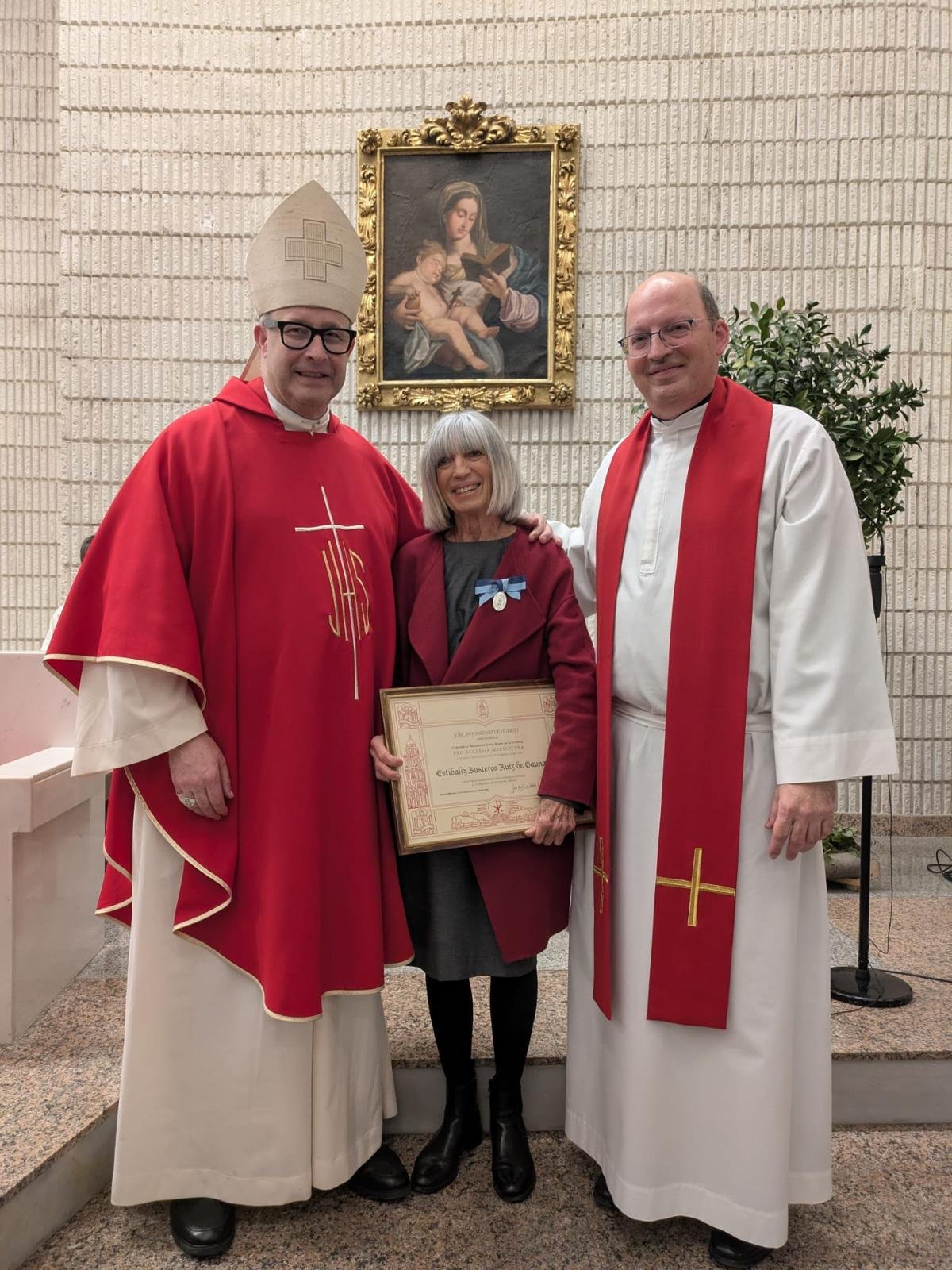 Medalla Pro Ecclesia Malacitana a Estíbaliz Busteros en San Miguel