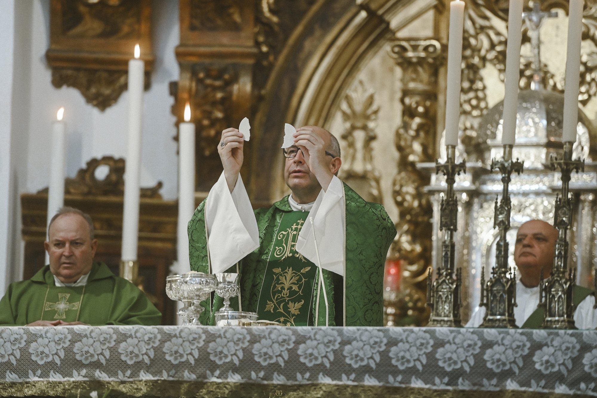 Manuel Ángel Santiago, junto a Mons. Satué, en su primera visita a Los Mártires recién llegado a Málaga ©LAZARUS