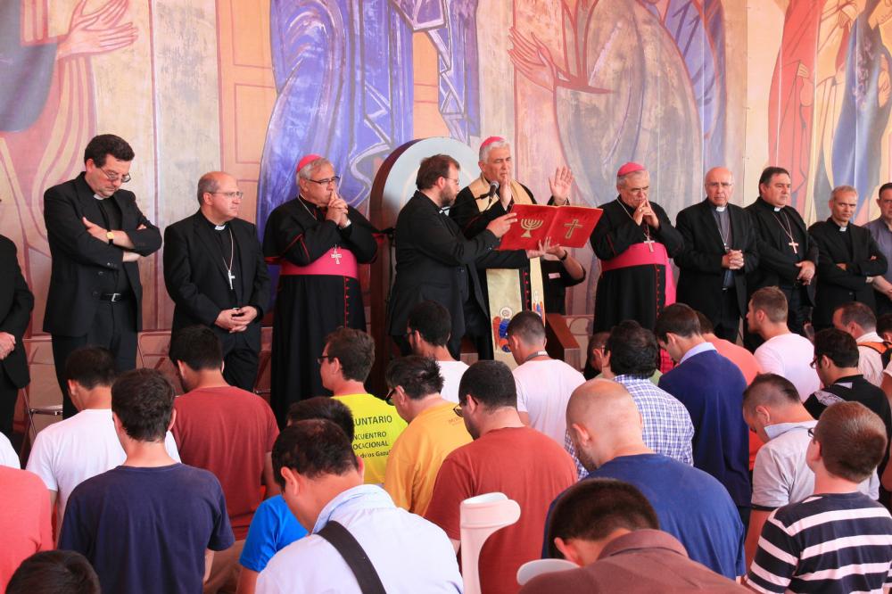 Jóvenes levantados para el sacerdocio reciben la bendición de parte del obispo de Cádiz, Mons. Zornoza