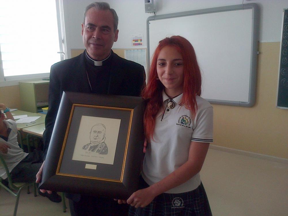 El Obispo muestra el dibujo de Juan XXIII