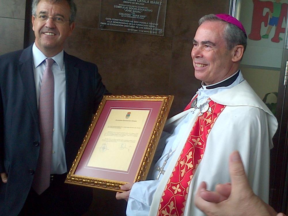 El Obispo de Málaga, Jesús Catalá, junto al alcalde de Estepona, José Mª García