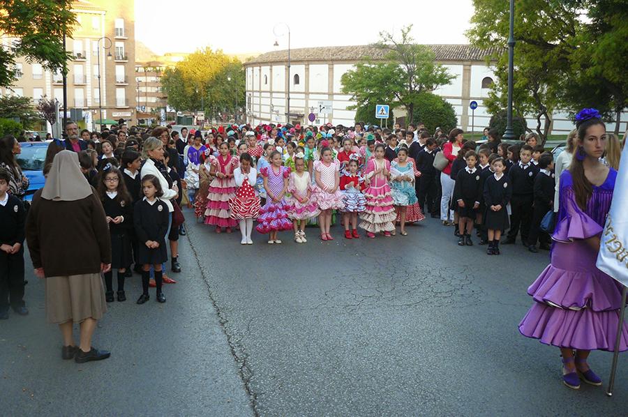 Niñas acompañantes del Rosario de la Aurora en el colegio María Inmaculada