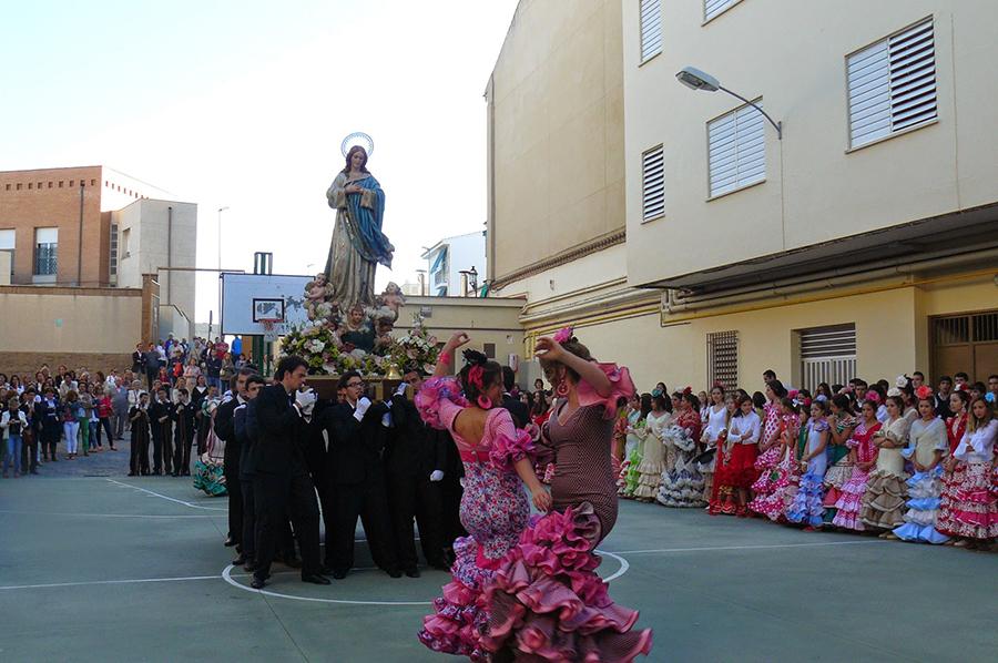 Baile en el Rosario de la Aurora en el colegio María Inmaculada