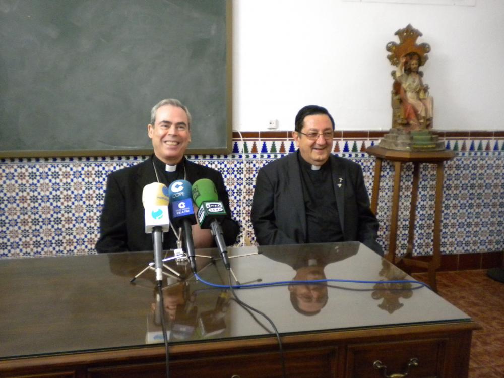 Mons. Catalá en rueda de prensa junto al vicario, Roberto Rojo