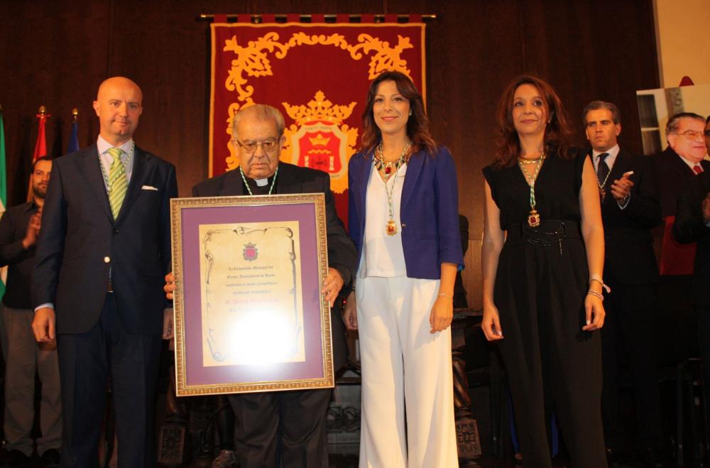 El sacerdote recibe el nombramiento de Hijo Adoptivo de Ronda