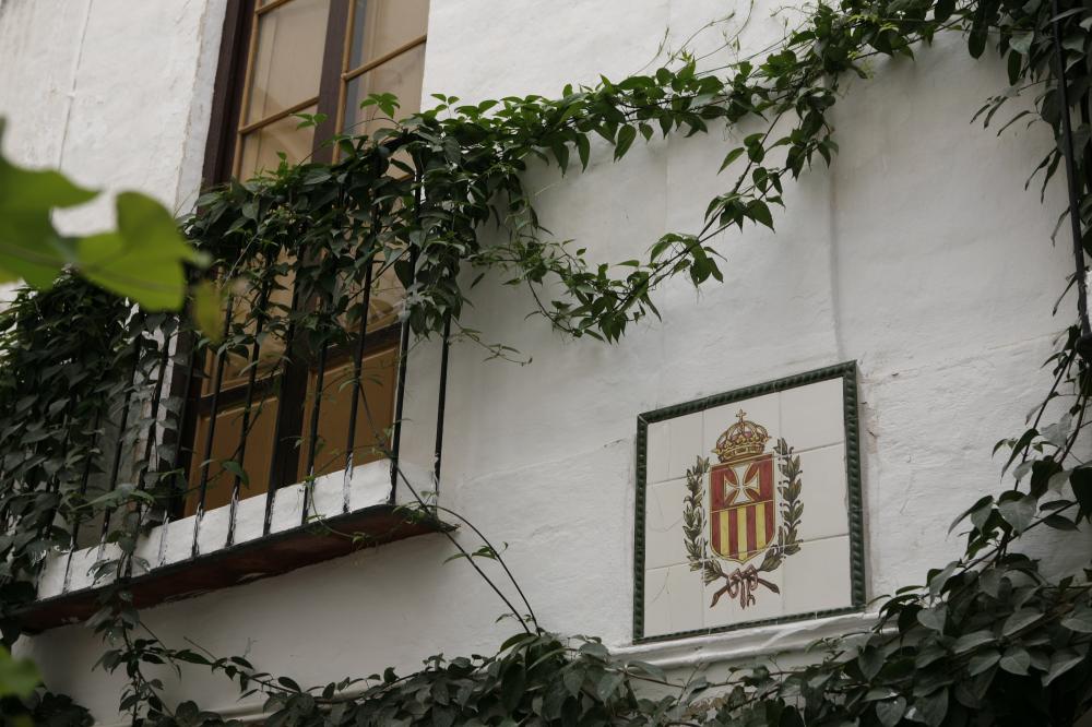 Detalle del patio del monasterio con el escudo mercedario