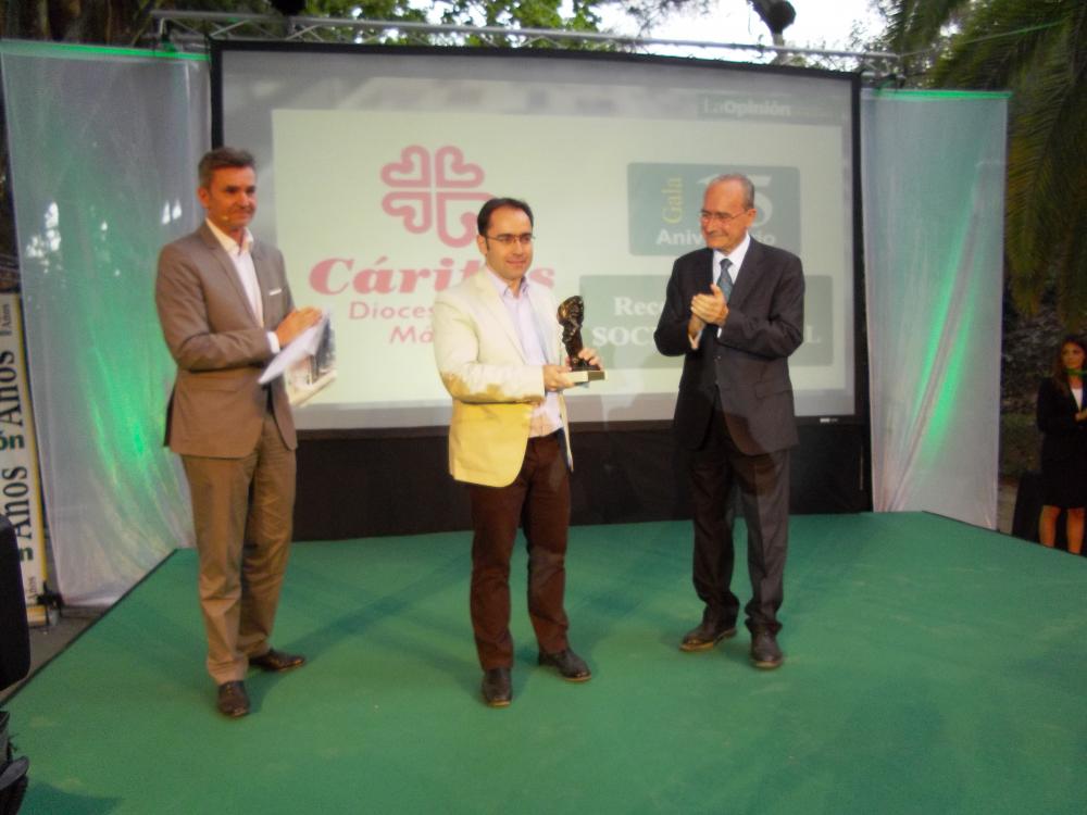 El director de Cáritas recoge el reconocimiento de manos del alcalde