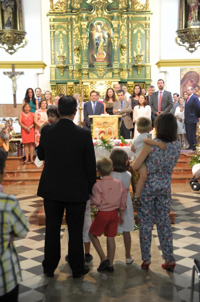 El matrimonio escucha la proclamación del Credo por parte de su comunidad