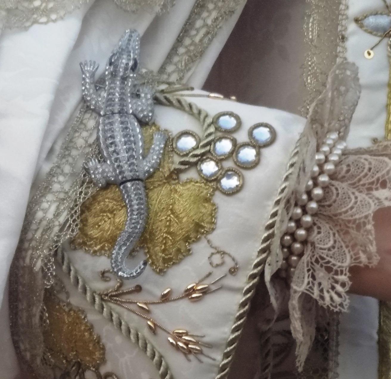Detalle del traje de la Virgen