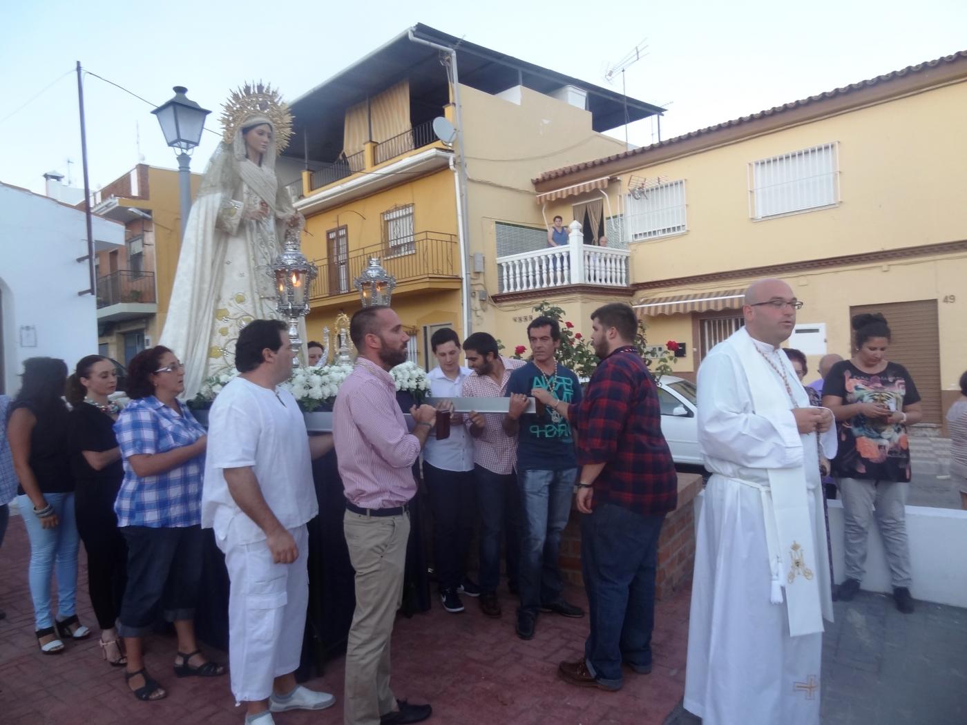 El rosario tuvo lugar tras la presentación del cartel