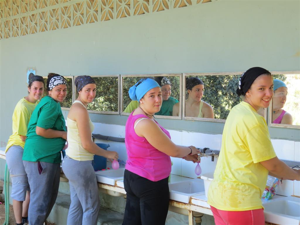 Las chicas inflan globos de agua