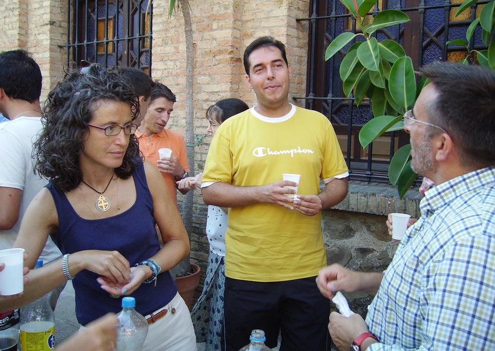 Los asistentes disfrutan de un aperitivo