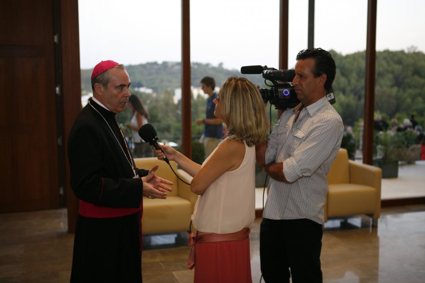 Mons. Catalá, entrevistado por periodistas