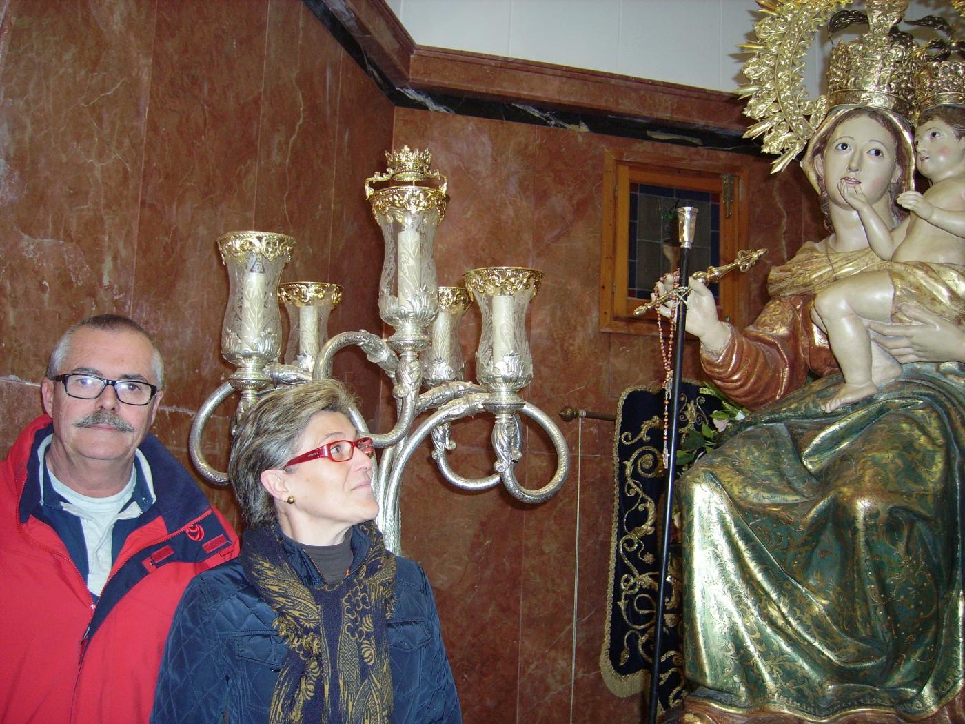 María Piedad Castellano, Hermana Mayor, mira a la Virgen junto a su marido