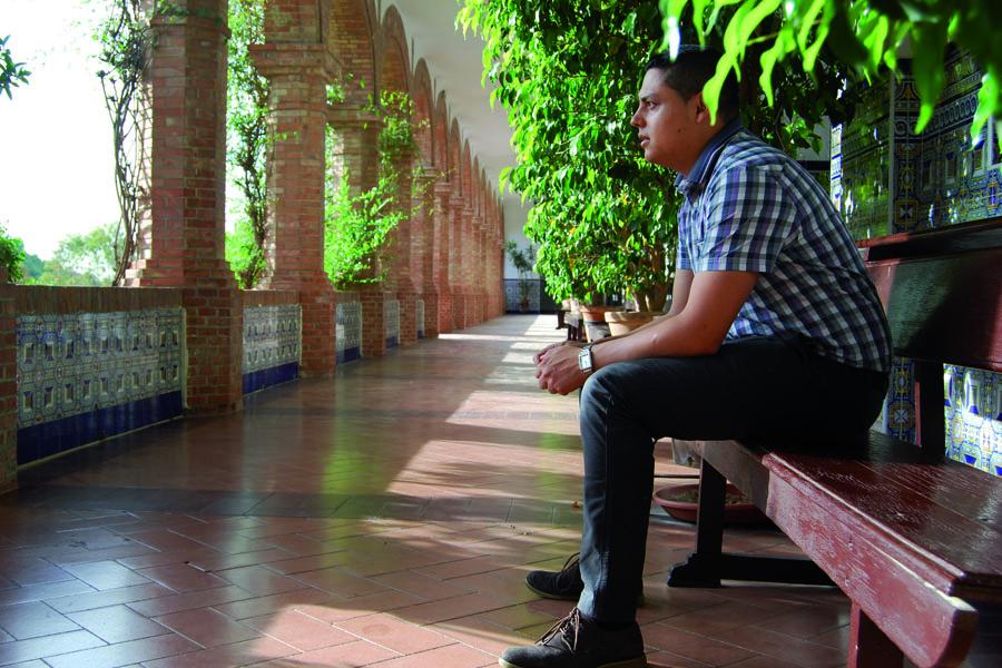 Un seminarista en el pasillo del Seminario Diocesano